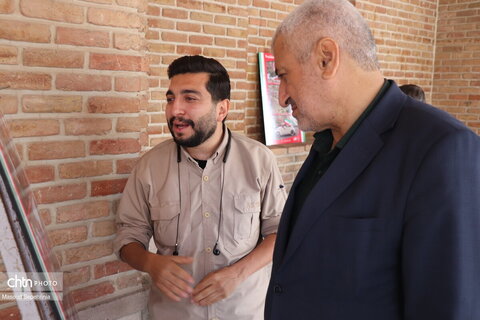 بازدید رئیس انجمن جمایت از زندانیان از نمایشگاه عکس جنگ رمضان و میراث ماندگار مقاومت در تبریز