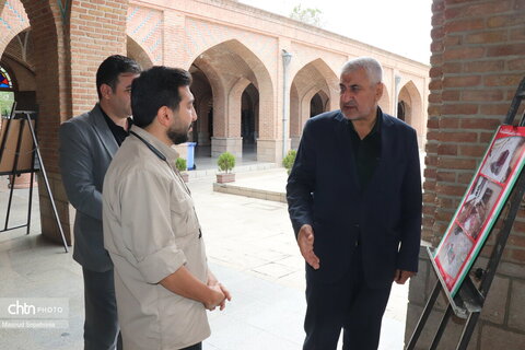 بازدید رئیس انجمن جمایت از زندانیان از نمایشگاه عکس جنگ رمضان و میراث ماندگار مقاومت در تبریز
