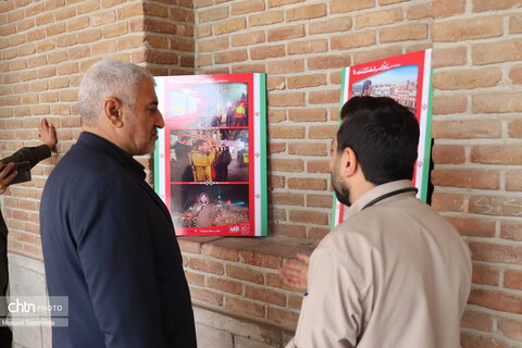 بازدید رئیس انجمن جمایت از زندانیان از نمایشگاه عکس جنگ رمضان و میراث ماندگار مقاومت در تبریز