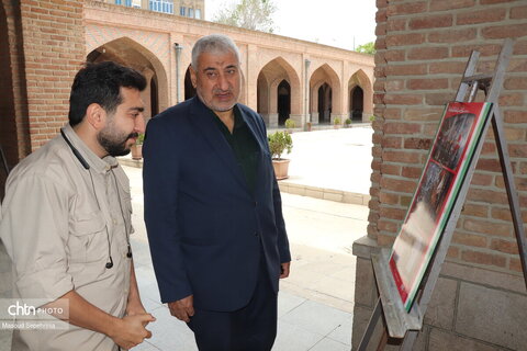 بازدید رئیس انجمن جمایت از زندانیان از نمایشگاه عکس جنگ رمضان و میراث ماندگار مقاومت در تبریز