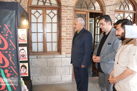 بازدید رئیس انجمن جمایت از زندانیان از نمایشگاه عکس جنگ رمضان و میراث ماندگار مقاومت در تبریز