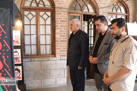 بازدید رئیس انجمن جمایت از زندانیان از نمایشگاه عکس جنگ رمضان و میراث ماندگار مقاومت در تبریز
