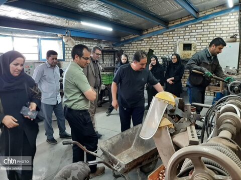 بازدید واحدهای صنعتی و کارگاه‌های تخصصی مسگری و چاقوسازی توسط معاون و کارکنان صنایع دستی استان زنجان