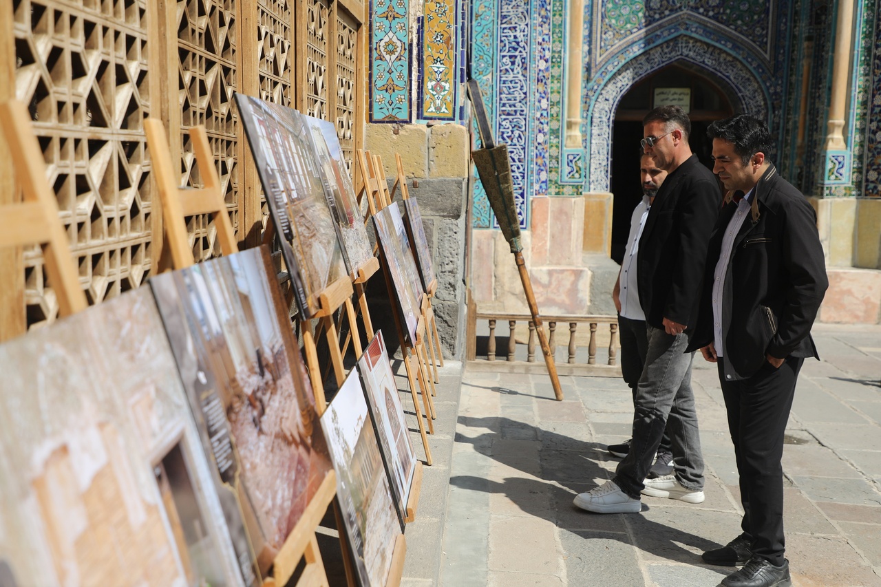 نمایشگاه عکس «ایستاده در غبار» در اردبیل برگزار شد