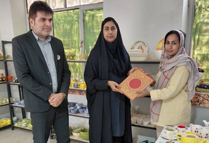 صنعتگران صنایع‌دستی میناب تجلیل شدند