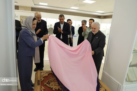 رونمایی از قرآن برنجی در موزه مهرانه توسط قائم‌مقام وزیر و معاون میراث‌فرهنگی