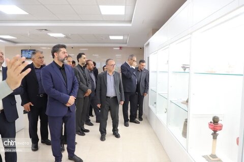 رونمایی از قرآن برنجی در موزه مهرانه توسط قائم‌مقام وزیر و معاون میراث‌فرهنگی