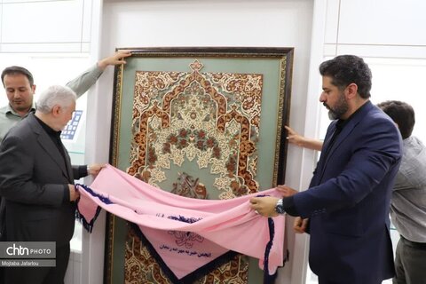 رونمایی از قرآن برنجی در موزه مهرانه توسط قائم‌مقام وزیر و معاون میراث‌فرهنگی
