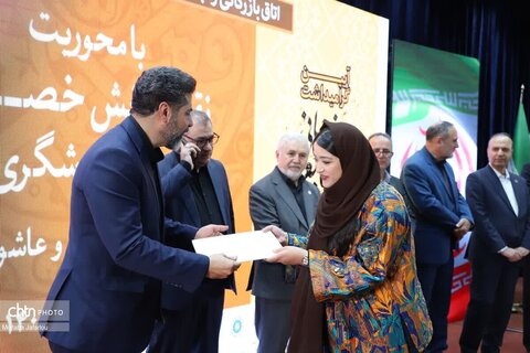 تقدیر از صنعتگران  و عکاسان برتر صنایع‌دستی استان زنجان توسط قائم مقام وزیر و معاون میراث‌فرهنگی۹