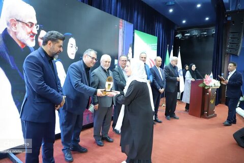 تقدیر از صنعتگران  و عکاسان برتر صنایع‌دستی استان زنجان توسط قائم مقام وزیر و معاون میراث‌فرهنگی۹