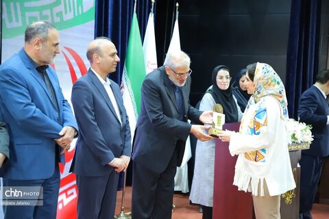 تقدیر از صنعتگران  و عکاسان برتر صنایع‌دستی استان زنجان توسط قائم مقام وزیر و معاون میراث‌فرهنگی۹