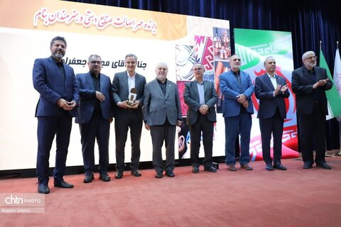 تقدیر از صنعتگران  و عکاسان برتر صنایع‌دستی استان زنجان توسط قائم مقام وزیر و معاون میراث‌فرهنگی۹