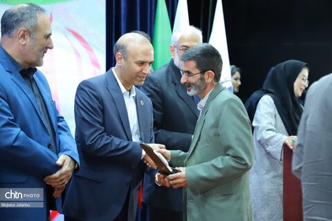 تقدیر از صنعتگران  و عکاسان برتر صنایع‌دستی استان زنجان توسط قائم مقام وزیر و معاون میراث‌فرهنگی۹