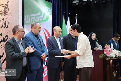 تقدیر از صنعتگران  و عکاسان برتر صنایع‌دستی استان زنجان توسط قائم مقام وزیر و معاون میراث‌فرهنگی۹