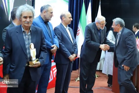 تقدیر از صنعتگران  و عکاسان برتر صنایع‌دستی استان زنجان توسط قائم مقام وزیر و معاون میراث‌فرهنگی۹