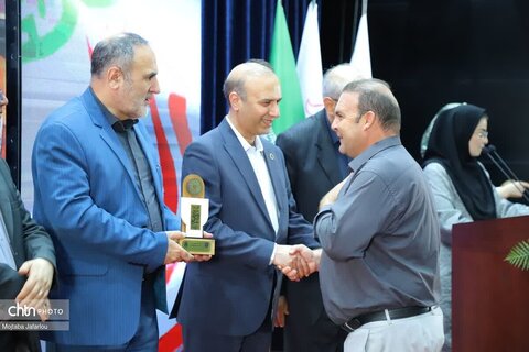 تقدیر از صنعتگران  و عکاسان برتر صنایع‌دستی استان زنجان توسط قائم مقام وزیر و معاون میراث‌فرهنگی۹