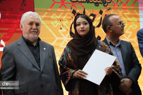 تقدیر از صنعتگران  و عکاسان برتر صنایع‌دستی استان زنجان توسط قائم مقام وزیر و معاون میراث‌فرهنگی۹