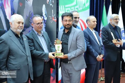 تقدیر از صنعتگران  و عکاسان برتر صنایع‌دستی استان زنجان توسط قائم مقام وزیر و معاون میراث‌فرهنگی۹