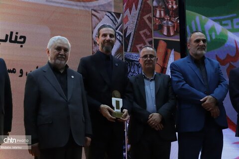 تقدیر از صنعتگران  و عکاسان برتر صنایع‌دستی استان زنجان توسط قائم مقام وزیر و معاون میراث‌فرهنگی۹