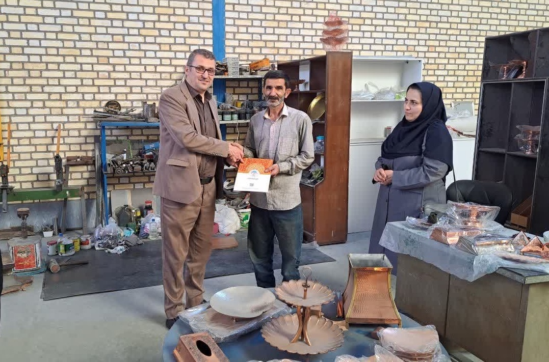 روایت استاد اکبر قزلباش از جادوی مسگری و چالش‌های بقای هنر/ از ضربات چکش تا ثبت جهانی