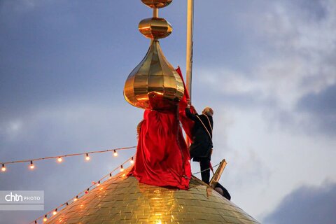 آیین تعویض پرچم حسینیه اعظم زنجان در اولین روز از محرم