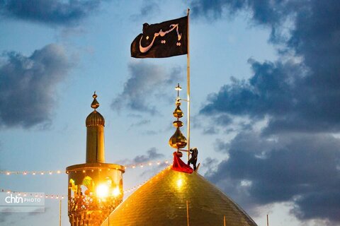 آیین تعویض پرچم حسینیه اعظم زنجان در اولین روز از محرم