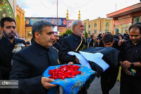 آیین تعویض پرچم حسینیه اعظم زنجان در اولین روز از محرم