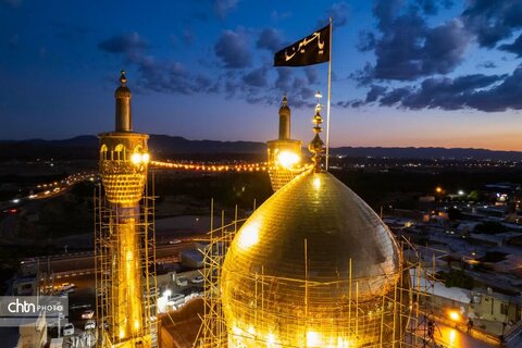 آیین تعویض پرچم حسینیه اعظم زنجان در اولین روز از محرم