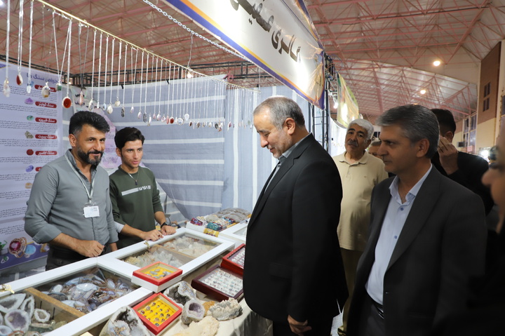 بازدید استاندار خراسان جنوبی از نمایشگاه صنایع‌دستی