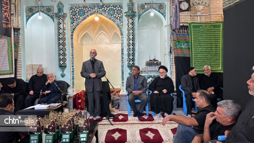 برگزاری آیین سنتی و مذهبی «سَبیلِ یا عطشان» و مراسم تجلیل از پیرغلامان حسینی در مسجد تاریخی حاج شیخ جعفر شوشتری