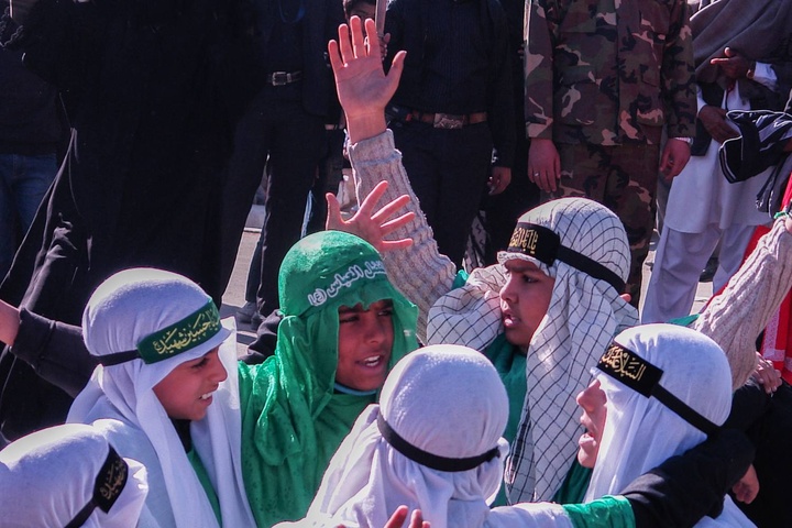 آیین‌هایی که قرن‌ها زنده مانده‌اند/ چاووشی، سقایی و عَلَم‌گردانی؛ جلوه‌های ماندگار عزاداری محرم در سیستان و بلوچستان