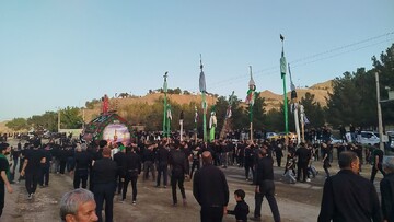 علم‌ها در کهن‌شهر کدکن تربت حیدریه جامه‌ عزا پوشیدند