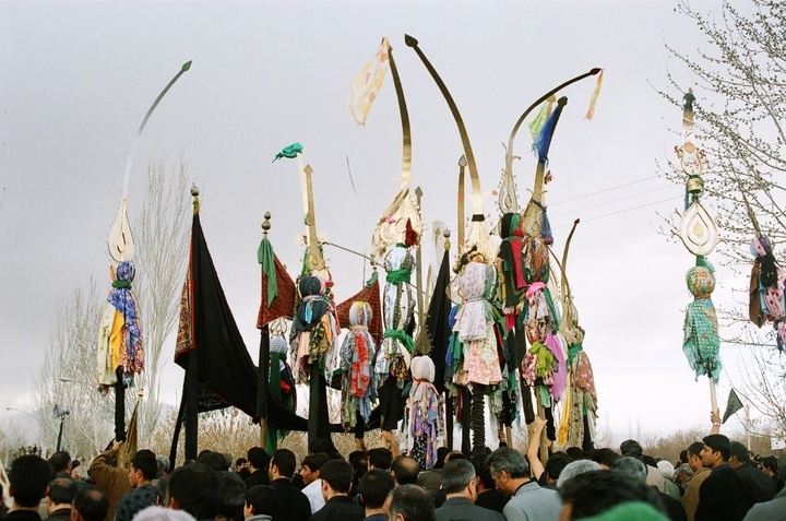 آیین سنتی طوق‌بندان شاهرود، نمادی از علم و بیرق علمدار کربلا