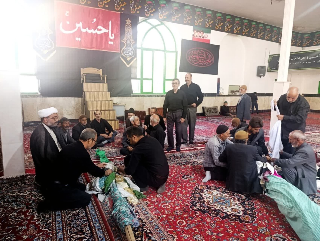 علم‌ها در کهن‌شهر کدکن تربت حیدریه جامه‌ عزا پوشیدند