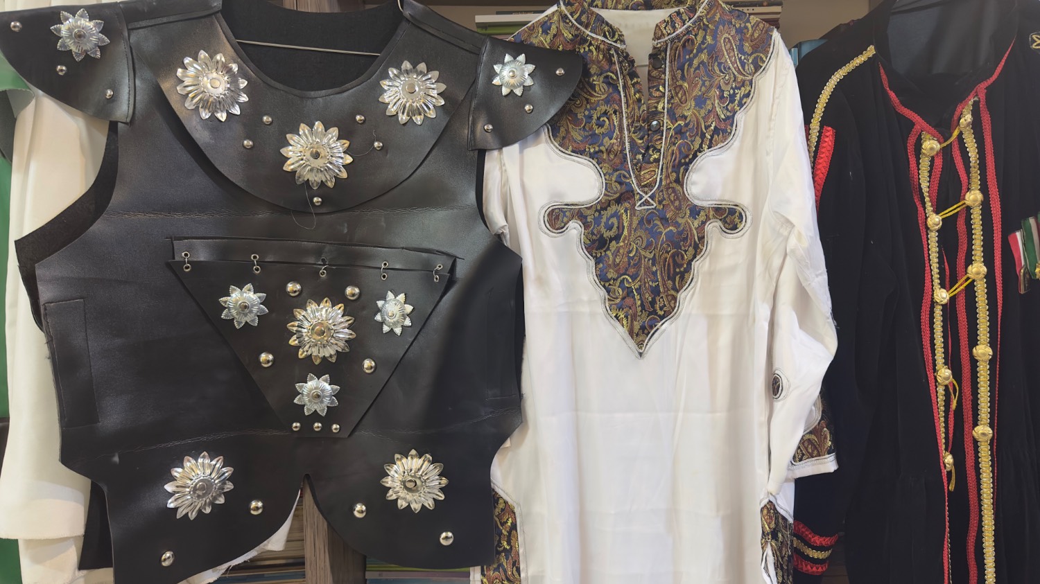 مجموعه‌داری وسایل تعزیه، نشان از عشق به اهل بیت دارد/ اشاعه فرهنگ عاشورایی از افتخاراتم است/ هیچگاه وسیله‌هایم را نفروختم