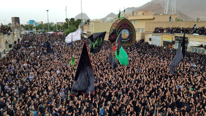 رونق محرم در شهر بادگیرها و بیرق‌ها