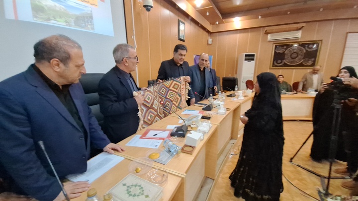 استاندار کهگیلویه و بویراحمد از هنرمندان صاحب مهر اصالت تقدیر کرد