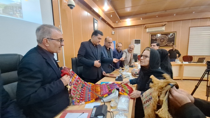 استاندار کهگیلویه و بویراحمد از هنرمندان صاحب مهر اصالت تقدیر کرد