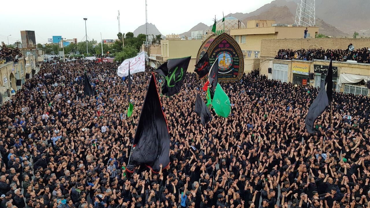 رونق محرم در شهر بادگیرها و بیرق‌ها