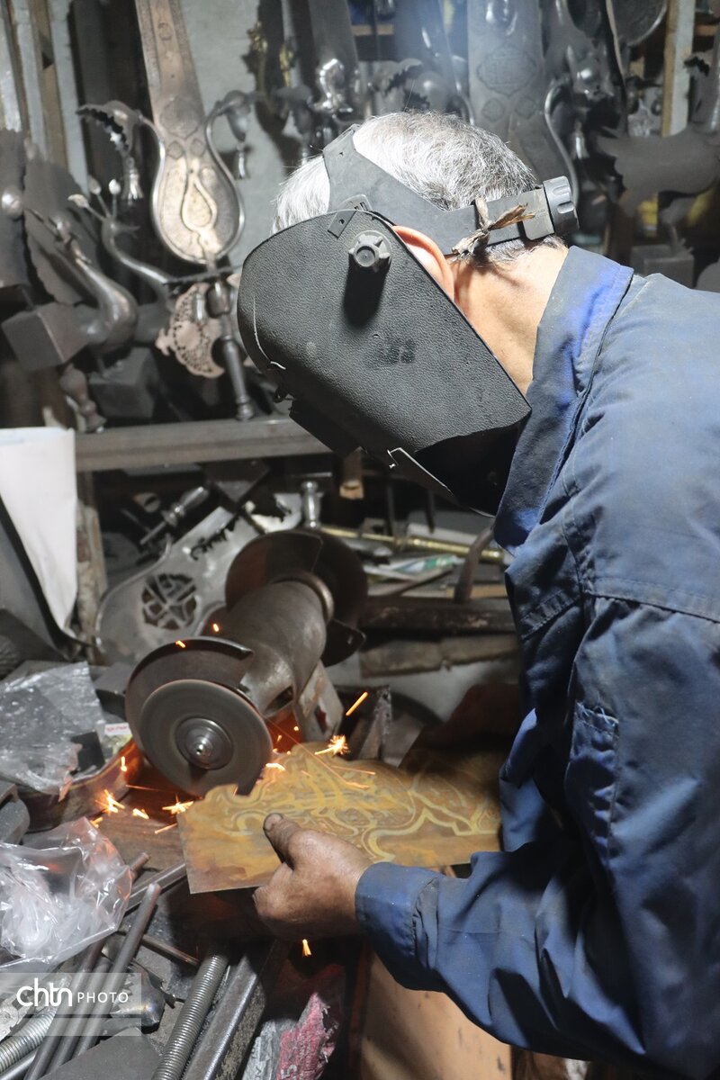 هنر سنتی علم سازی سازنده علامت های مذهبی  در استان خراسان