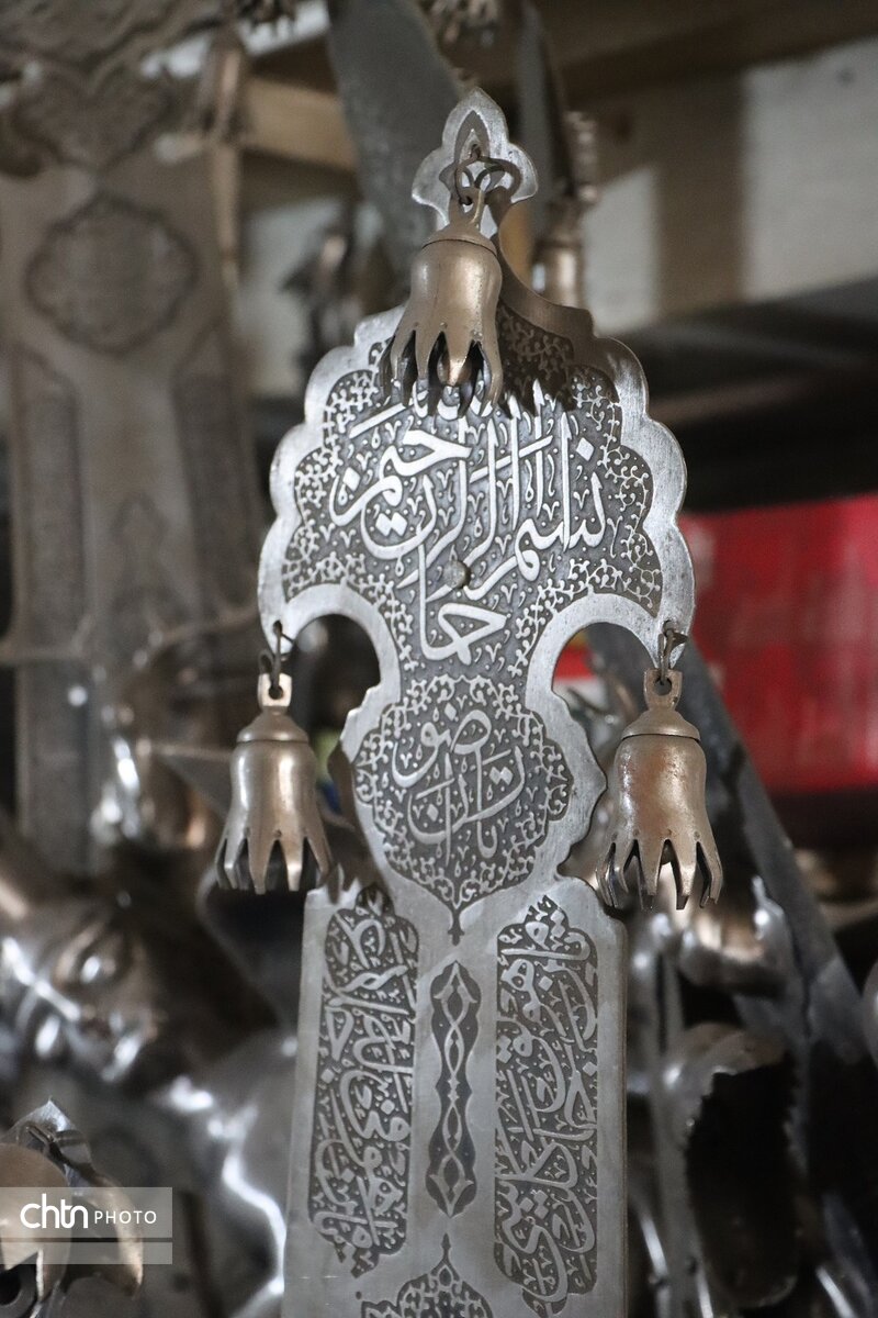 هنر سنتی علم سازی سازنده علامت های مذهبی  در استان خراسان