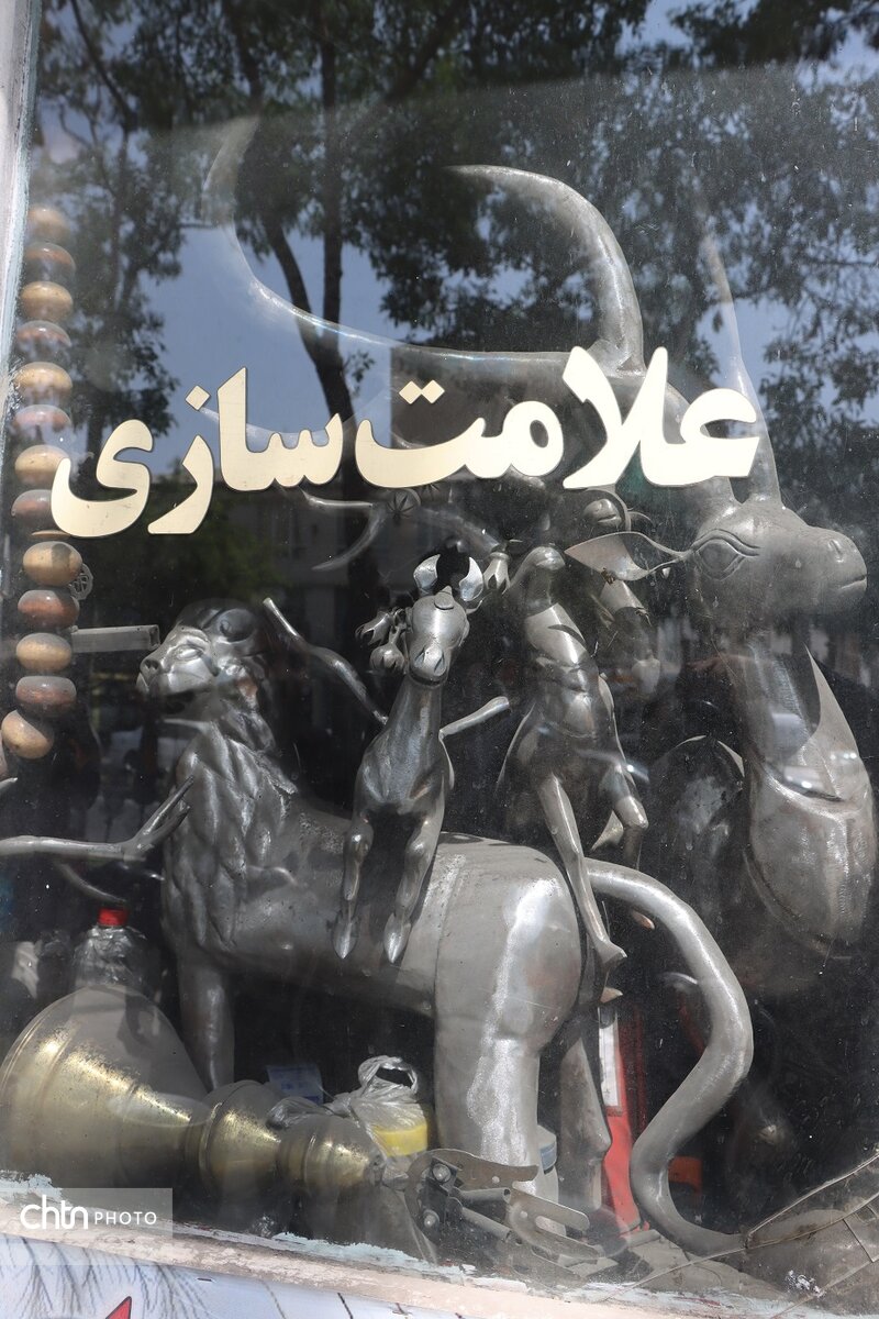 هنر سنتی علم سازی سازنده علامت های مذهبی  در استان خراسان