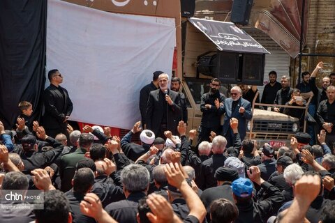 نماز ظهر عاشورا زنجان در میدان تاریخی انقلاب