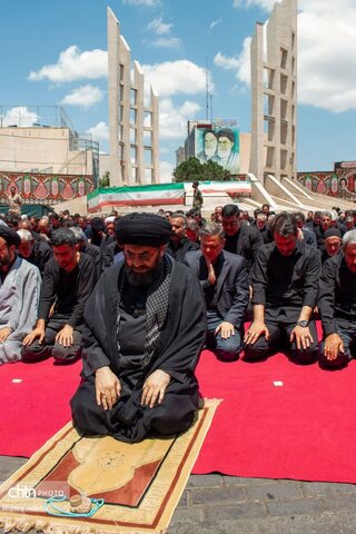 نماز ظهر عاشورا زنجان در میدان تاریخی انقلاب