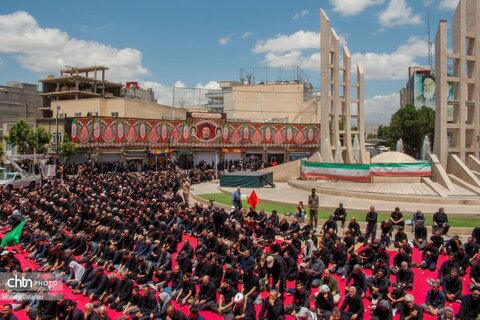 نماز ظهر عاشورا زنجان در میدان تاریخی انقلاب