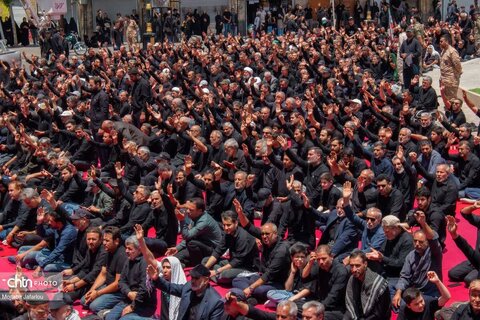 نماز ظهر عاشورا زنجان در میدان تاریخی انقلاب