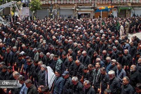 نماز ظهر عاشورا زنجان در میدان تاریخی انقلاب