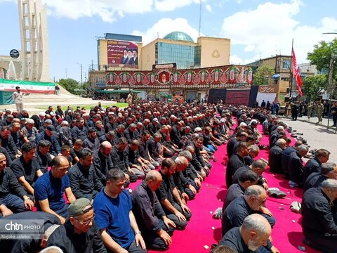 نماز ظهر عاشورا زنجان در میدان تاریخی انقلاب