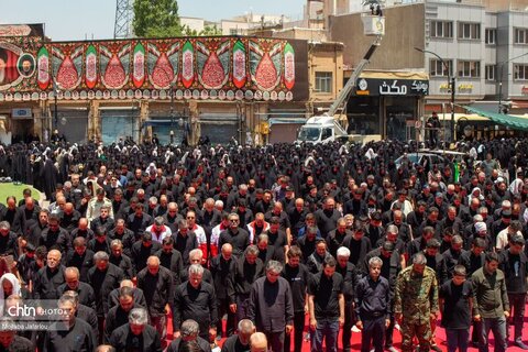 نماز ظهر عاشورا زنجان در میدان تاریخی انقلاب