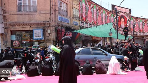 نماز ظهر عاشورا زنجان در میدان تاریخی انقلاب